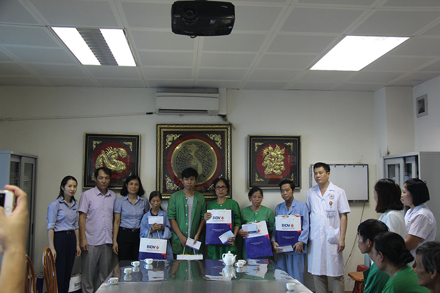 Đại diện 2 đơn vị trao tặng quà cho bệnh nhân tại Trung tâm Ung bướu